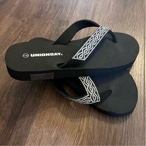 Union Bay Women’s São Paulo Black Rhinestone Foam Flipflops Size 7 Sandals